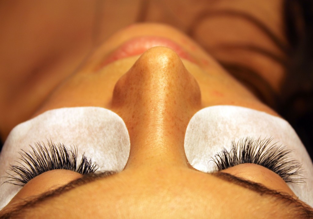 Eyelash Extension Courses: Give Your Clients Luscious Lashes