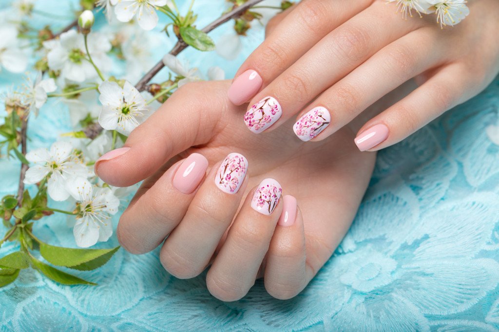 Spring manicure/nail art for women in gentle tones with flowers design.